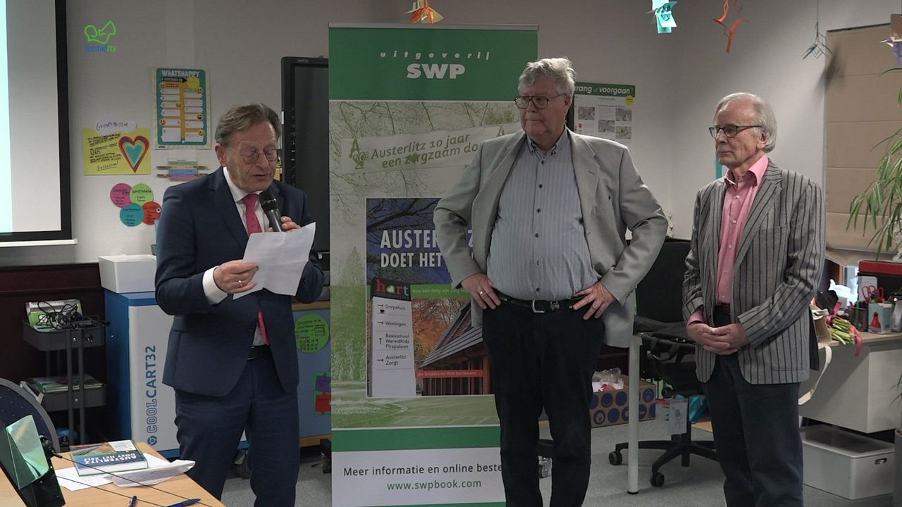 Boek 'Austerlitz doet het zelf' overhandigd aan burgemeester Janssen