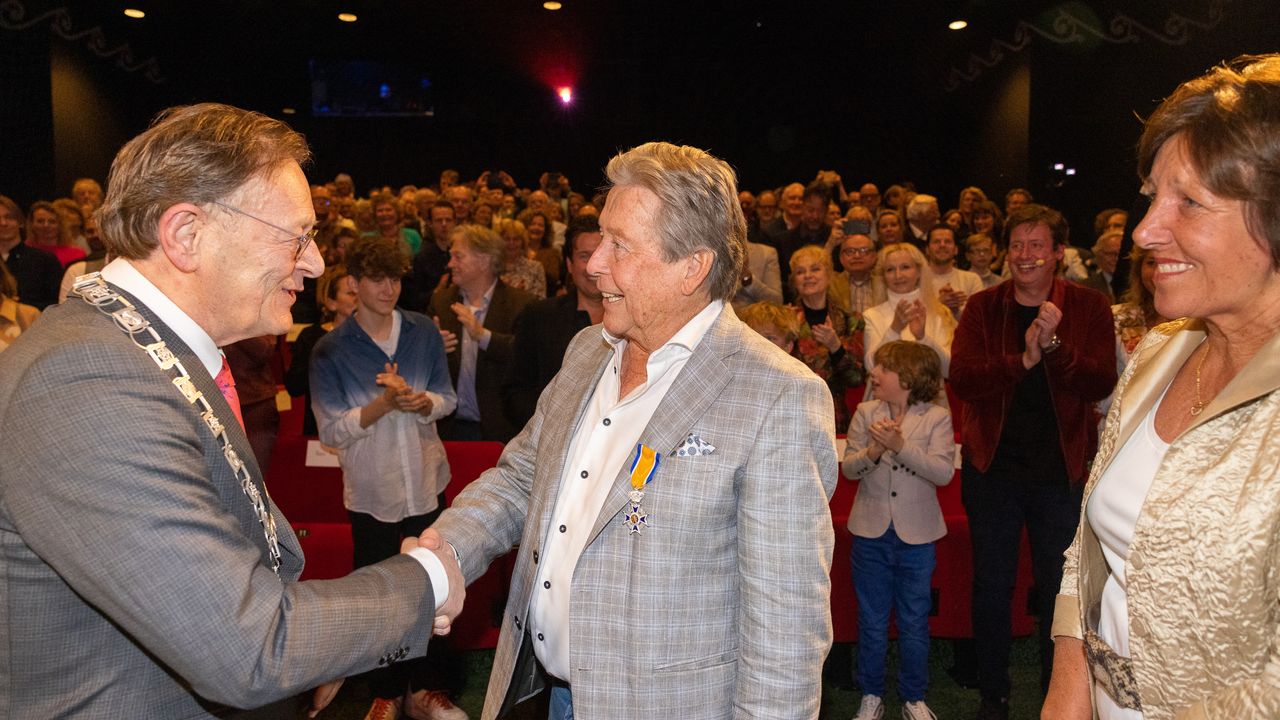 Hans Kazàn krijgt Koninklijke Onderscheiding uit handen van burgemeester Koos Janssen
